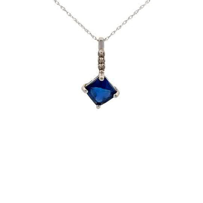 Colgante de oro blanco de 10 quilates con circonitas azules cuadradas