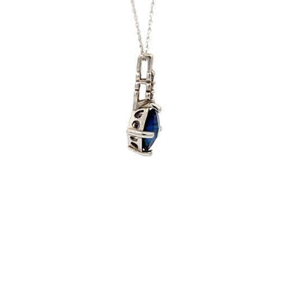 Colgante de oro blanco de 10 quilates con circonitas azules cuadradas