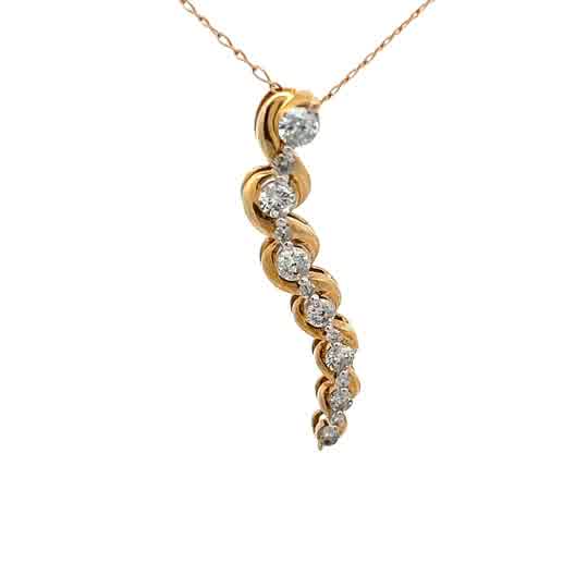 Colgante de oro amarillo de 10k con diamantes naturales.