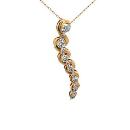 Colgante de oro amarillo de 10k con diamantes naturales.