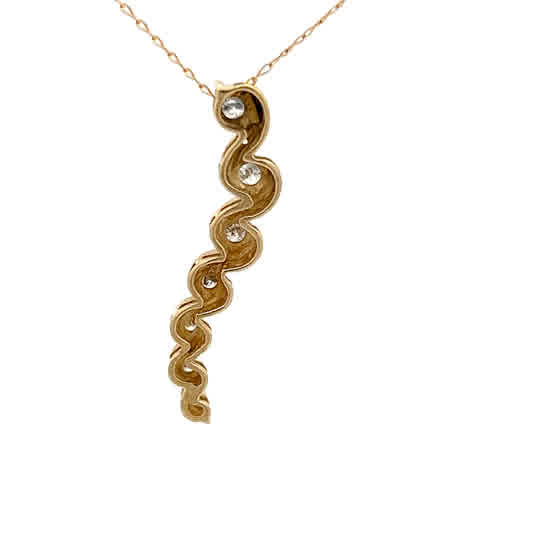 Colgante de oro amarillo de 10k con diamantes naturales.