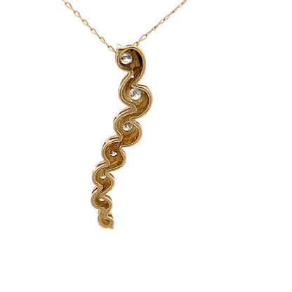 Colgante de oro amarillo de 10k con diamantes naturales.