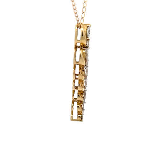 Colgante de oro amarillo de 10k con diamantes naturales.