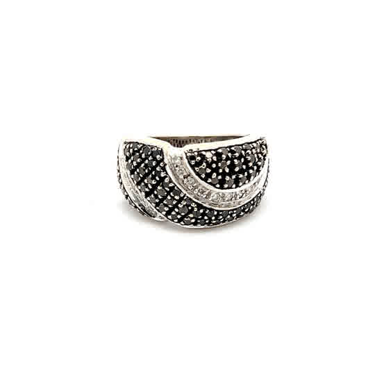 Anillo de oro blanco de 14k con diamantes naturales transparentes y negros talla brillante