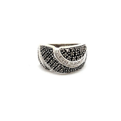 Anillo de oro blanco de 14k con diamantes naturales transparentes y negros talla brillante