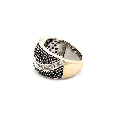 Anillo de oro blanco de 14k con diamantes naturales transparentes y negros talla brillante