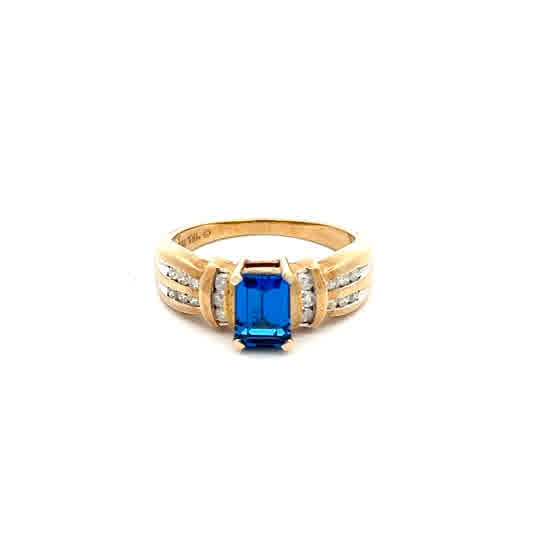 Anillo de oro amarillo de 10k con circonita azul de talla esmeralda, diamantes naturales y detalles grabados