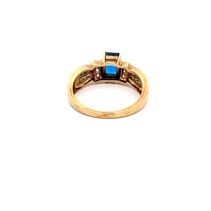 Anillo de oro amarillo de 10k con circonita azul de talla esmeralda, diamantes naturales y detalles grabados