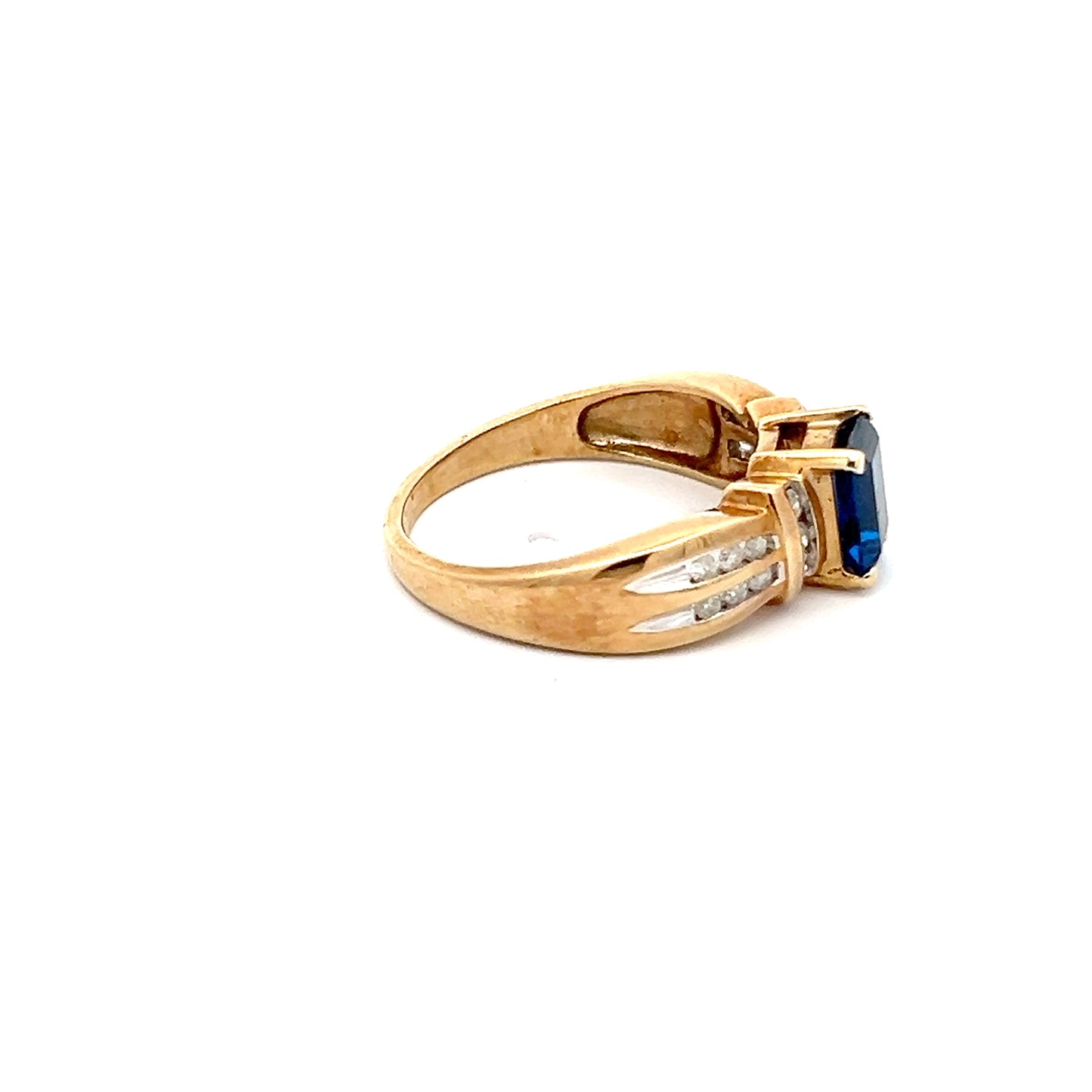 Anillo de oro amarillo de 10k con circonita azul de talla esmeralda, diamantes naturales y detalles grabados