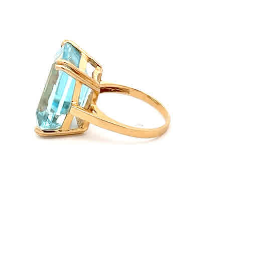 Anillo solitario de oro amarillo de 14k con topacio azul talla esmeralda
