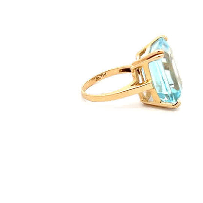 Anillo solitario de oro amarillo de 14k con topacio azul talla esmeralda