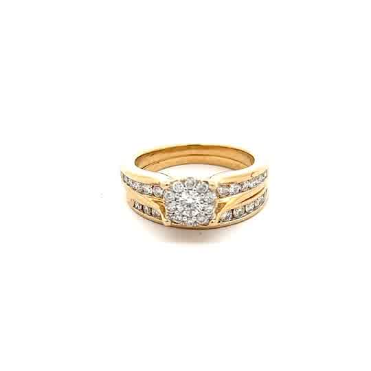 Anillo de compromiso de oro amarillo de 14k con diamante de talla brillante