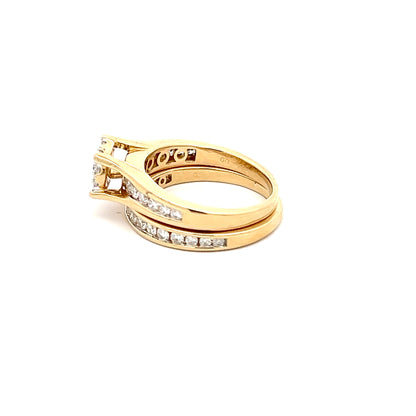 Anillo de compromiso de oro amarillo de 14k con diamante de talla brillante
