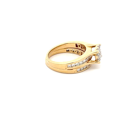 Anillo de compromiso de oro amarillo de 14k con diamante de talla brillante