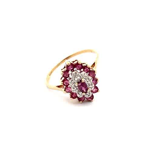 Anillo de oro amarillo de 12k con rubí ovalado y diamantes redondos