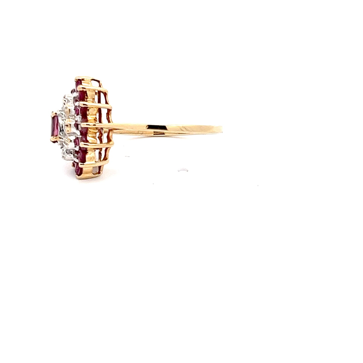 Anillo de oro amarillo de 12k con rubí ovalado y diamantes redondos