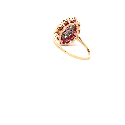 Anillo de oro amarillo de 12k con rubí ovalado y diamantes redondos