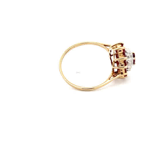 Anillo de oro amarillo de 12k con rubí ovalado y diamantes redondos