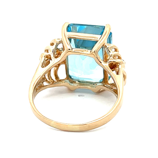 Exquisite 14k yellow gold ring with emerald-cut blue aquamarine