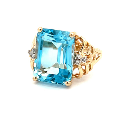 Exquisite 14k yellow gold ring with emerald-cut blue aquamarine