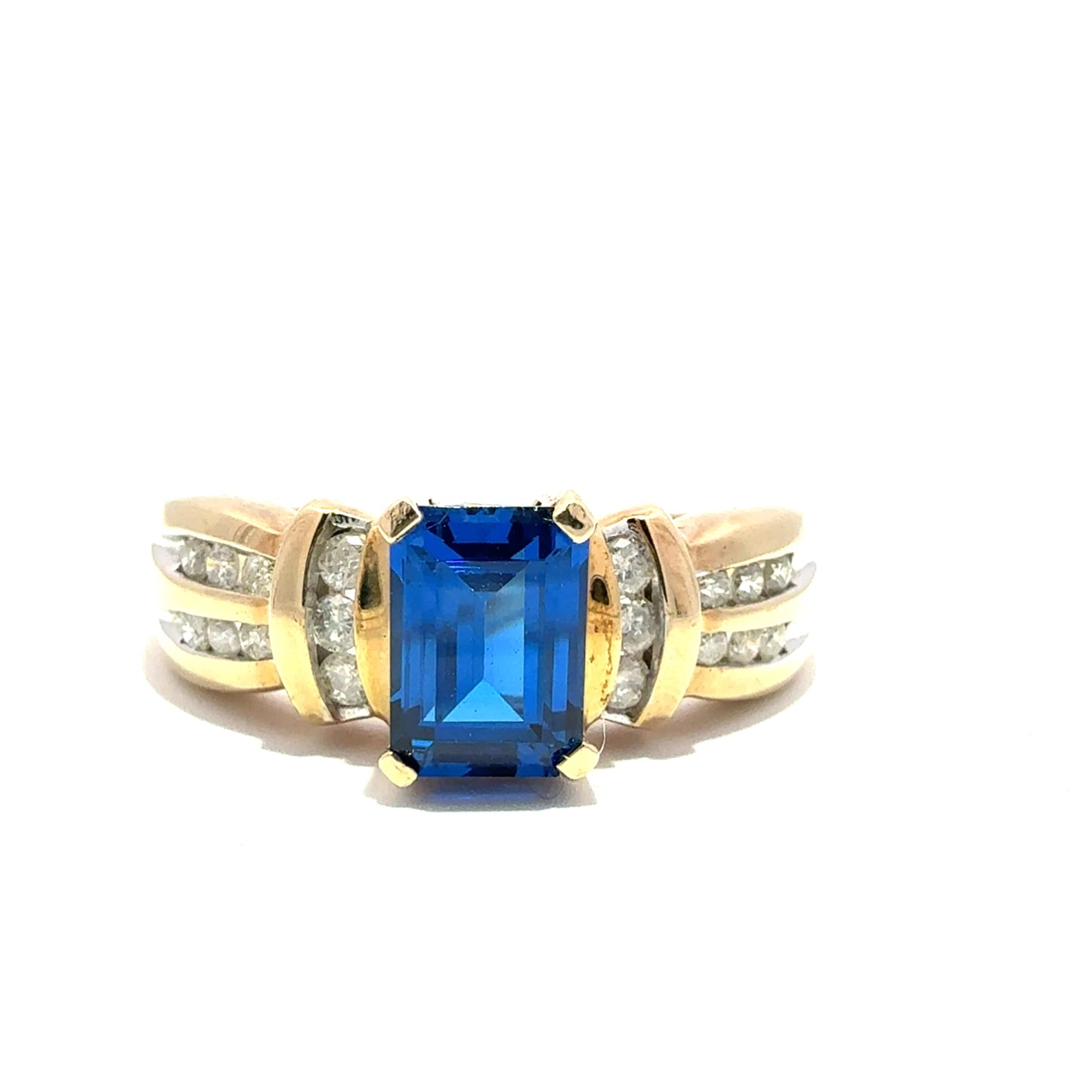 Anillo de oro amarillo de 10K con diseño de mariposa y circonita cúbica