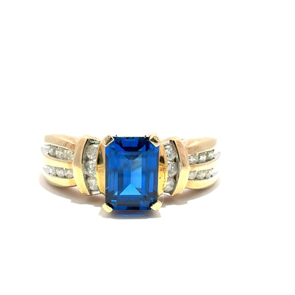 Anillo de oro amarillo de 10K con diseño de mariposa y circonita cúbica