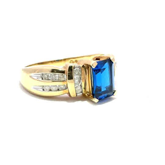 Anillo de oro amarillo de 10K con diseño de mariposa y circonita cúbica