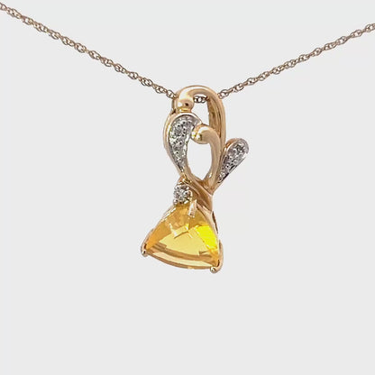 Dije de citrino talla trillón y diamantes en oro amarillo de 14K